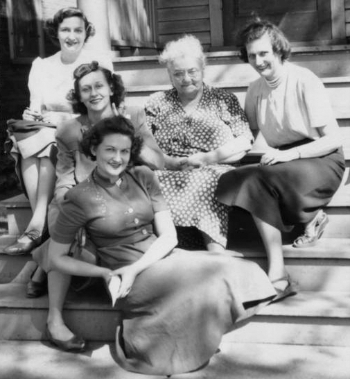 Zahn, Leontine (center and mother of the girls) and her daughters, Bennie, Lucy, Amanda, and Nettie (l to r) 
