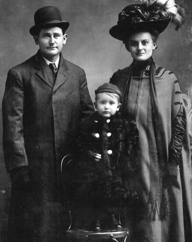 Strong, Walter Winfield ca 1909 with wife and son