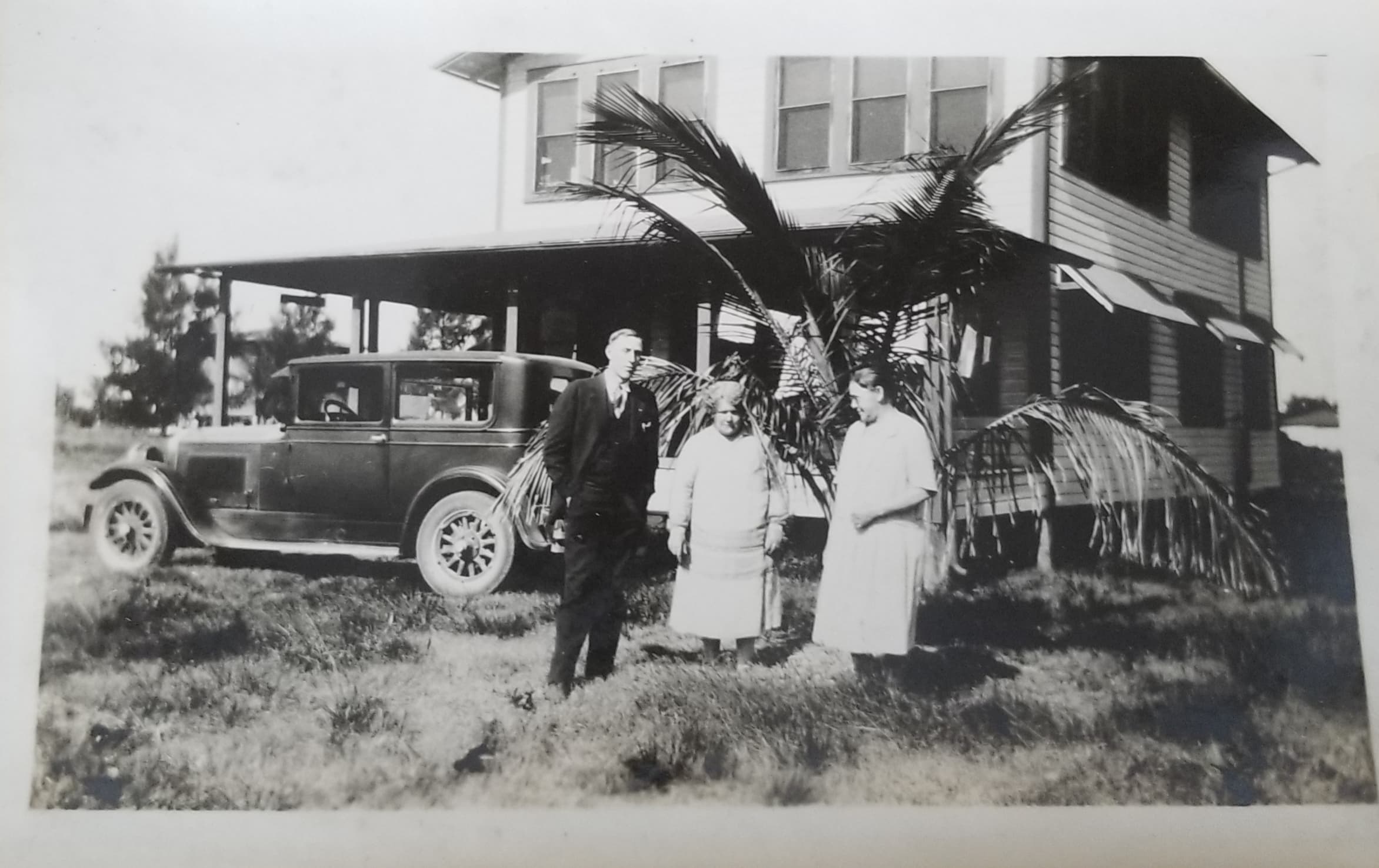 Benkelman, Minnie (nee Jesse) ca 1940, with friends Minnie Doerr and Chick Schwaderer